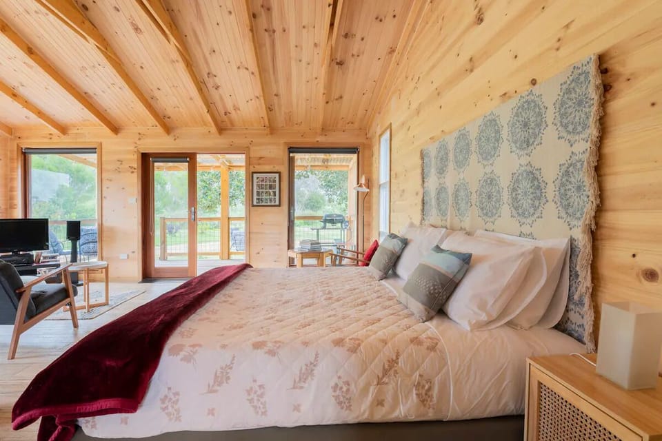 queen-size bed, tourist cabin It's Bonza, at Mill About Vineyard Barossa Valley