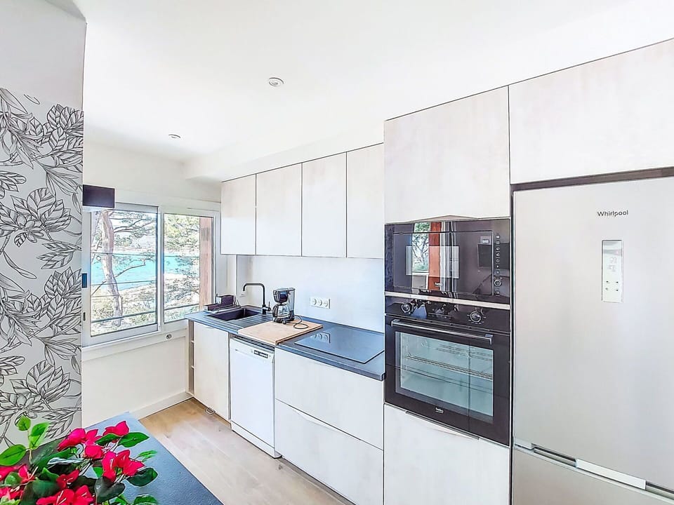 Kitchen Appliance, Kitchen, Countertop, Major Appliance, Interior Design, Flooring, Cabinetry, Wood, Furniture, Floor