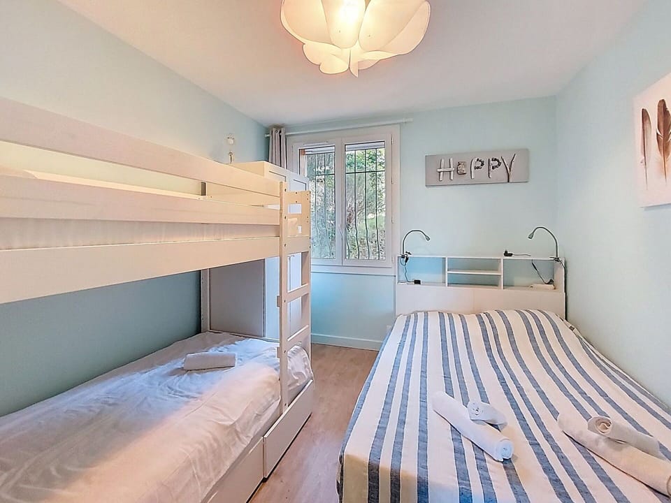 Bedroom, Bed, Interior Design, Bed Sheet, Bedding, Furniture, Bed Frame, Floor, Ceiling, Room