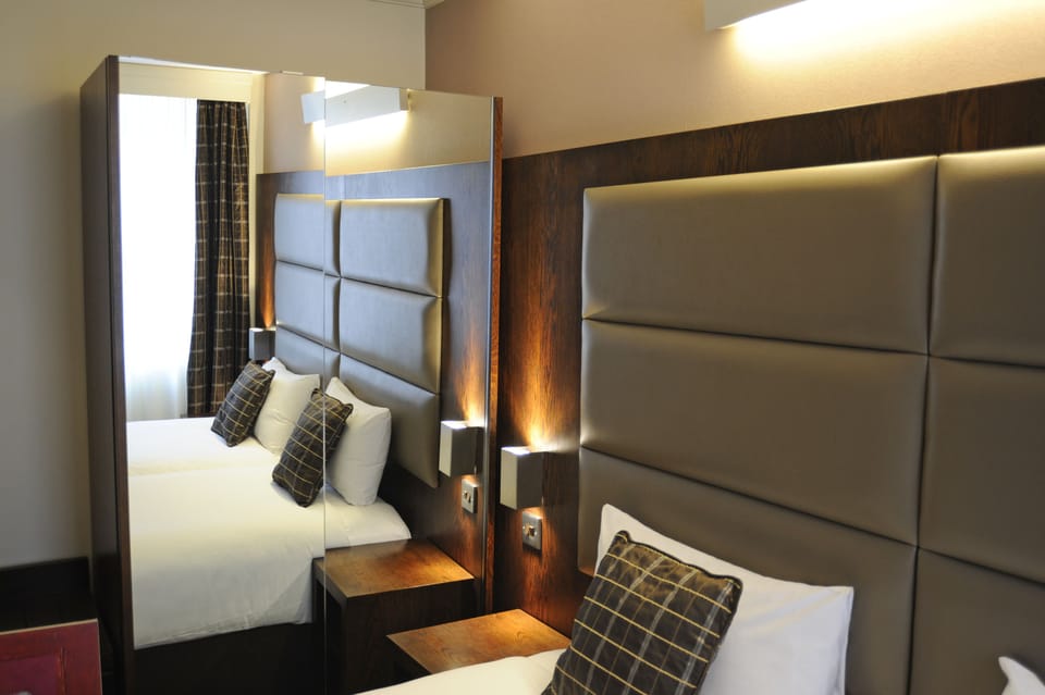 Room, 1 Double Bed | In-room safe, individually decorated, individually furnished, desk