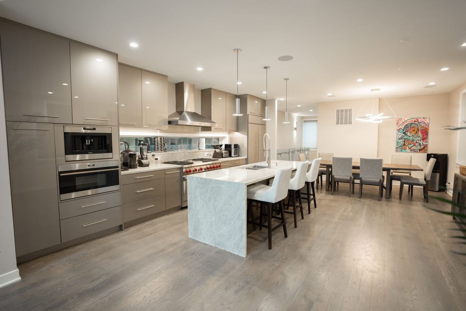 Fully Equipped Chef Kitchen with Island Granite Counter