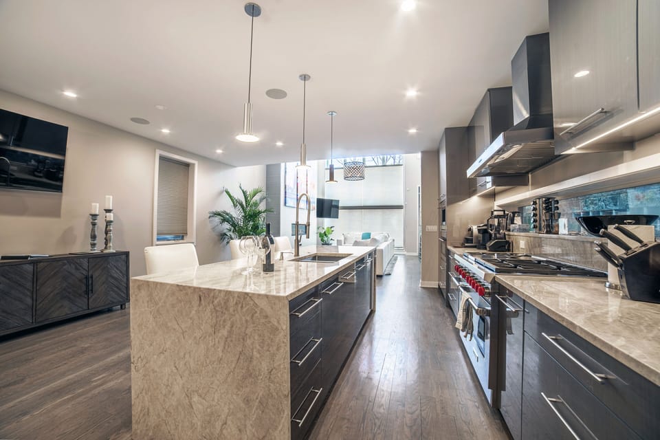 Fully Equipped Chef Kitchen with Island Granite Counter