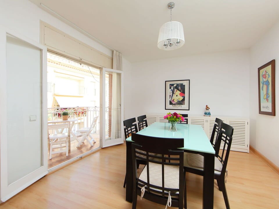 Table, Property, Furniture, Picture Frame, Wood, Hall, Interior Design, Flooring, Kitchen & Dining Room Table, Chair