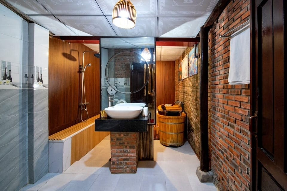 Villa | Bathroom | Shower, rainfall showerhead, free toiletries, hair dryer