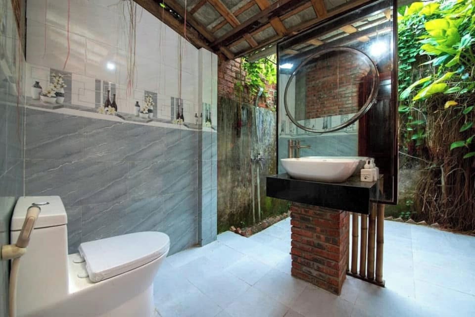 Villa | Bathroom | Shower, rainfall showerhead, free toiletries, hair dryer