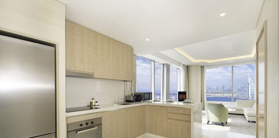 Deluxe Apartment | Private kitchen | Full-size fridge, microwave, oven, electric kettle