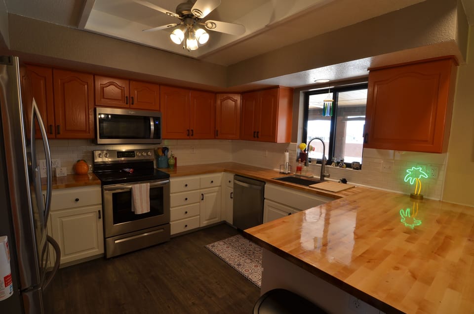 Well appointed, recently refreshed kitchen w/all new appliances
