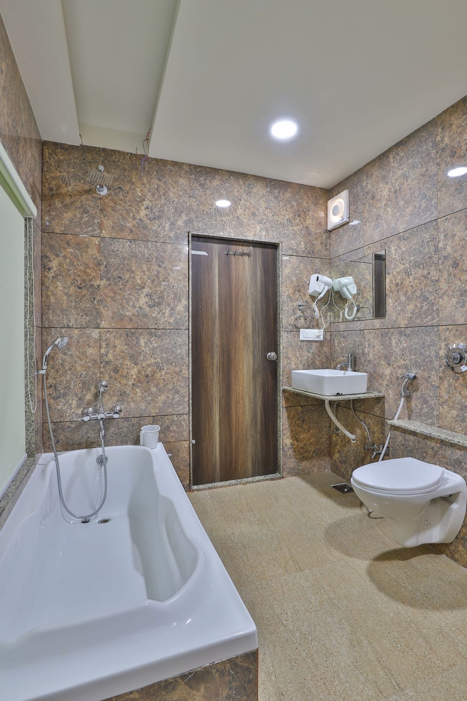 Presidential Suite | Bathroom | Shower, free toiletries, hair dryer, towels
