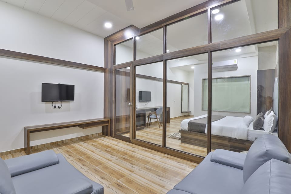Presidential Suite | Living area | 32-inch Smart TV with cable channels, TV, fireplace