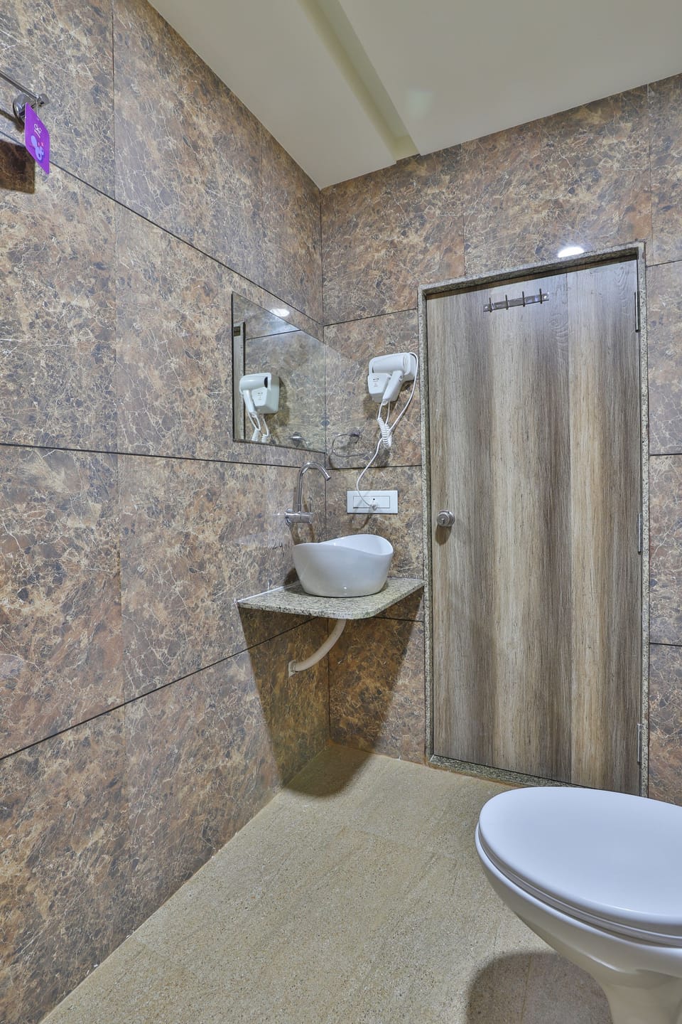 Studio | Bathroom | Shower, free toiletries, hair dryer, towels