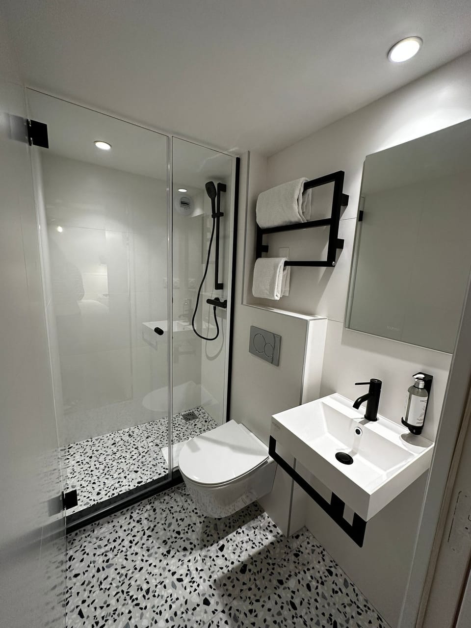 Standard Single Room | Bathroom | Free toiletries, hair dryer, towels