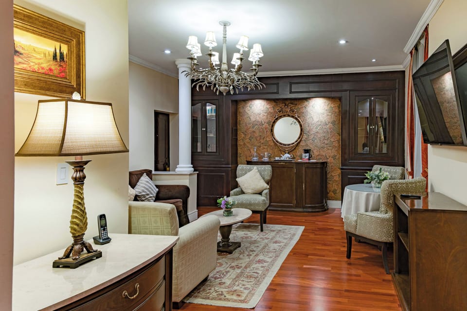 Master Suite | Living area | 32-inch LED TV with cable channels, TV