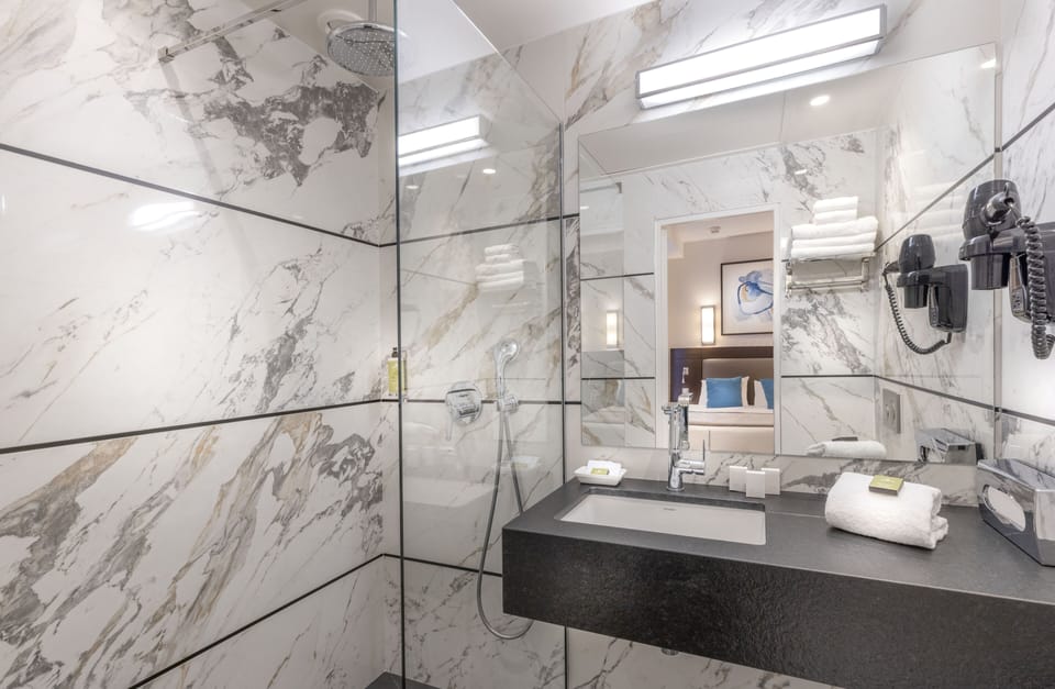 Triple Room | Bathroom | Shower, hair dryer, towels