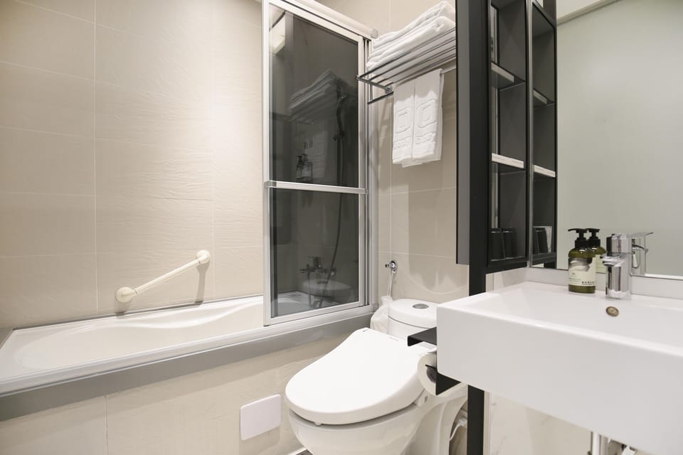 Business Room, 1 Double Bed (no special view) | Bathroom | Hair dryer, slippers, bidet, towels