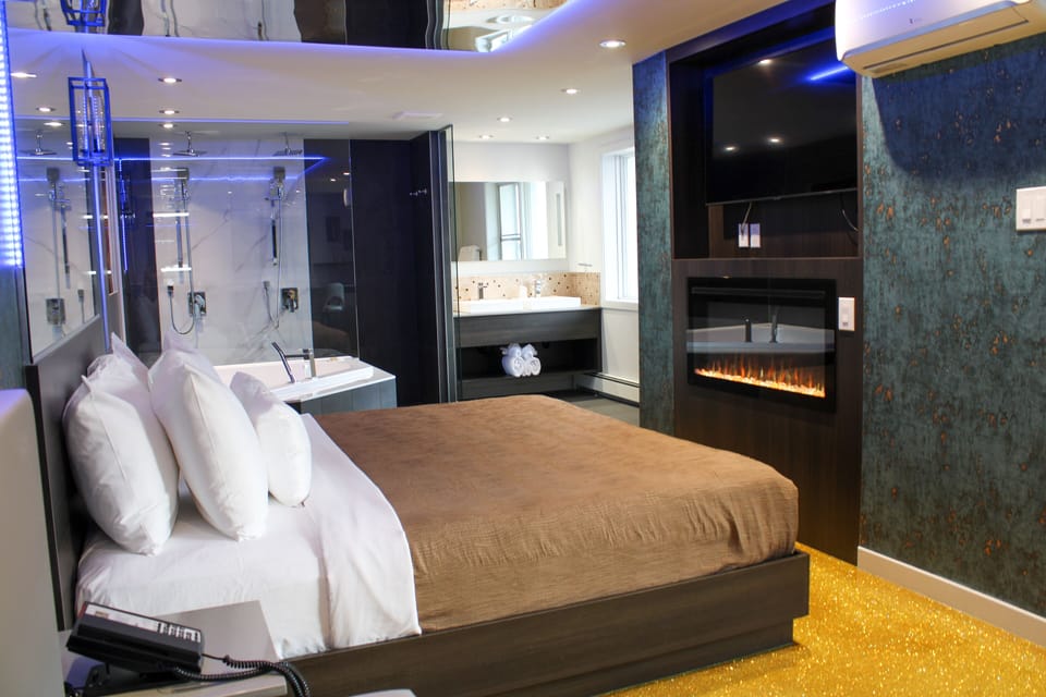 Signature Suite, 1 King Bed, Smoking, Hot Tub | In-room safe, iron/ironing board, free WiFi, bed sheets