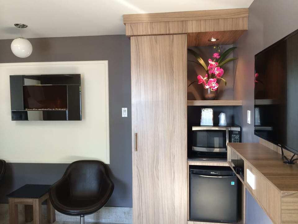 Superior Queen Room, Non Smoking | Living area | LED TV, DVD player