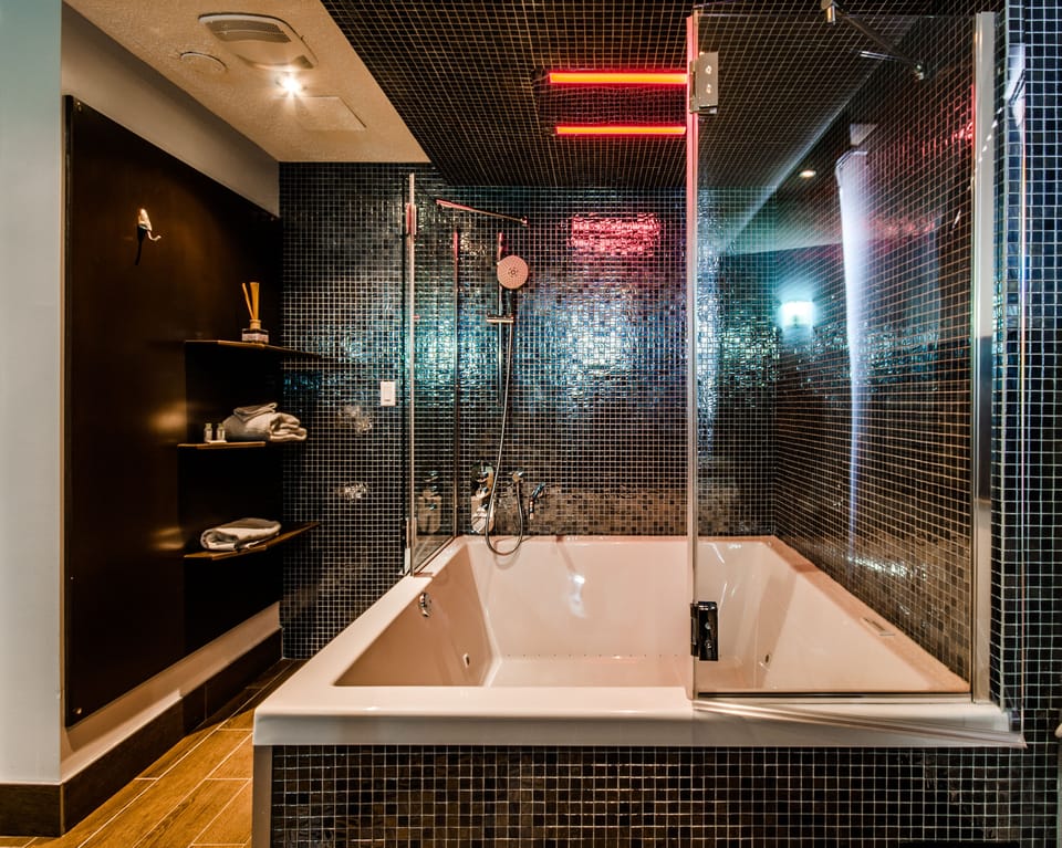 Deluxe Room, 1 Queen Bed, Smoking, Hot Tub | Bathroom | Free toiletries, towels