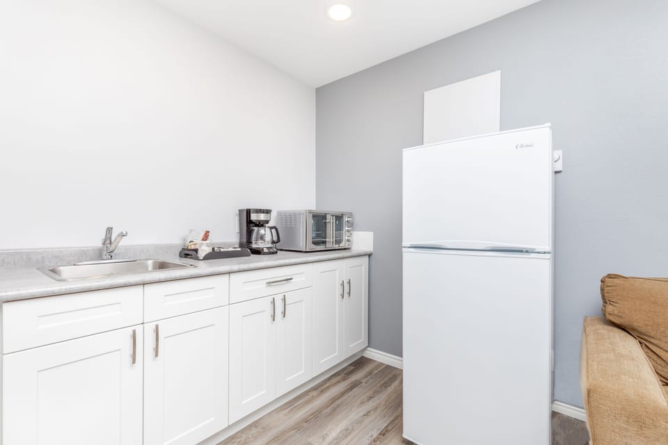 Coffee/tea maker, fridge, microwave