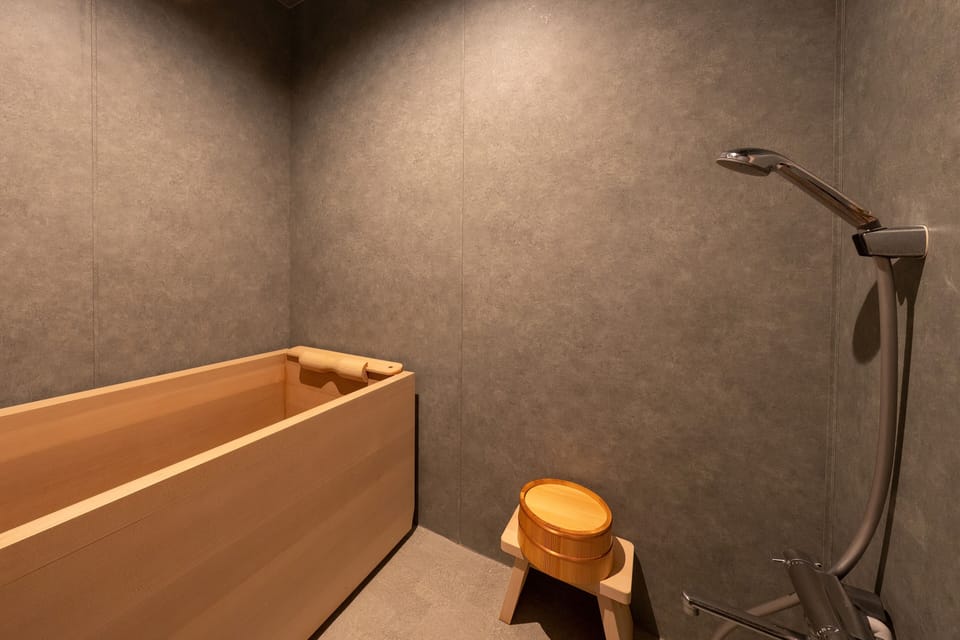 Shower, rainfall showerhead, free toiletries, hair dryer