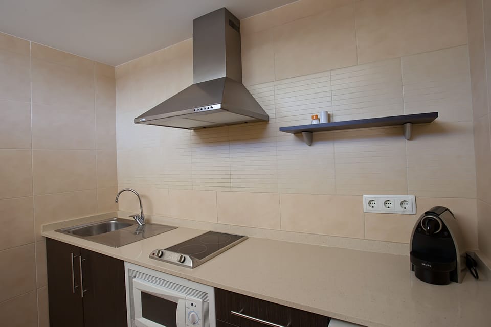 Basic Apartment, 3 Bedrooms | Private kitchen