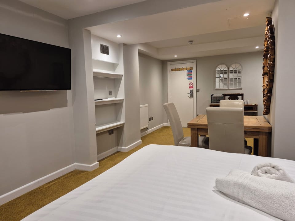 Basement Large Double Room (Below bar, not recommended for light sleepers) | Iron/ironing board, free WiFi, bed sheets