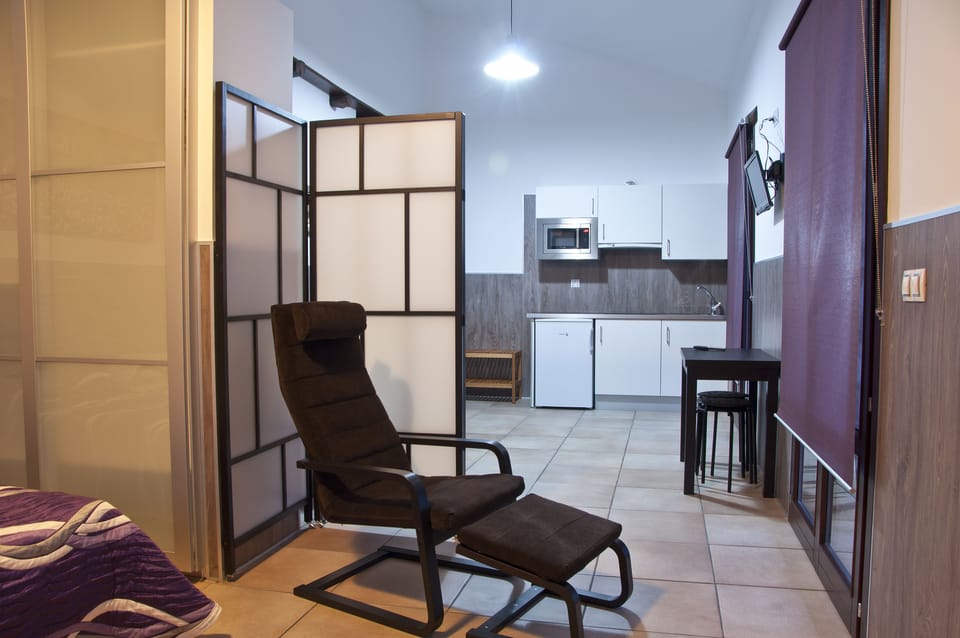 Studio (for 4) | Premium bedding, desk, iron/ironing board, free WiFi