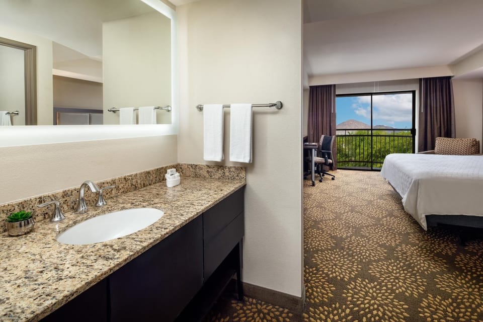 Combined shower/tub, free toiletries, hair dryer, towels