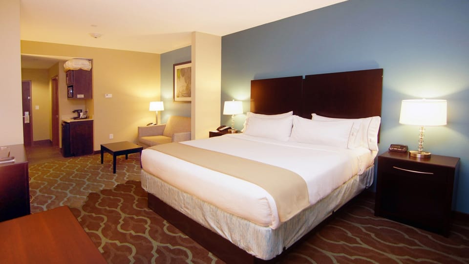 Suite, 1 King Bed with Sofa bed | Desk, blackout drapes, iron/ironing board, free WiFi