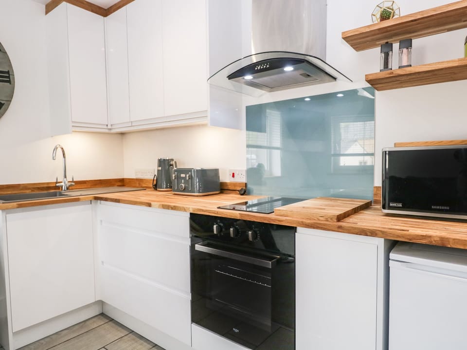 Cottage | Private kitchen | Fridge, electric kettle, toaster, cookware/dishes/utensils