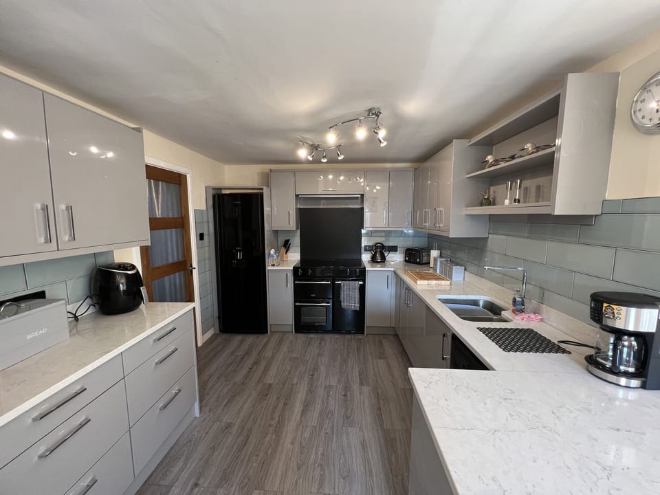 Cottage | Private kitchen | Fridge, electric kettle, cookware/dishes/utensils
