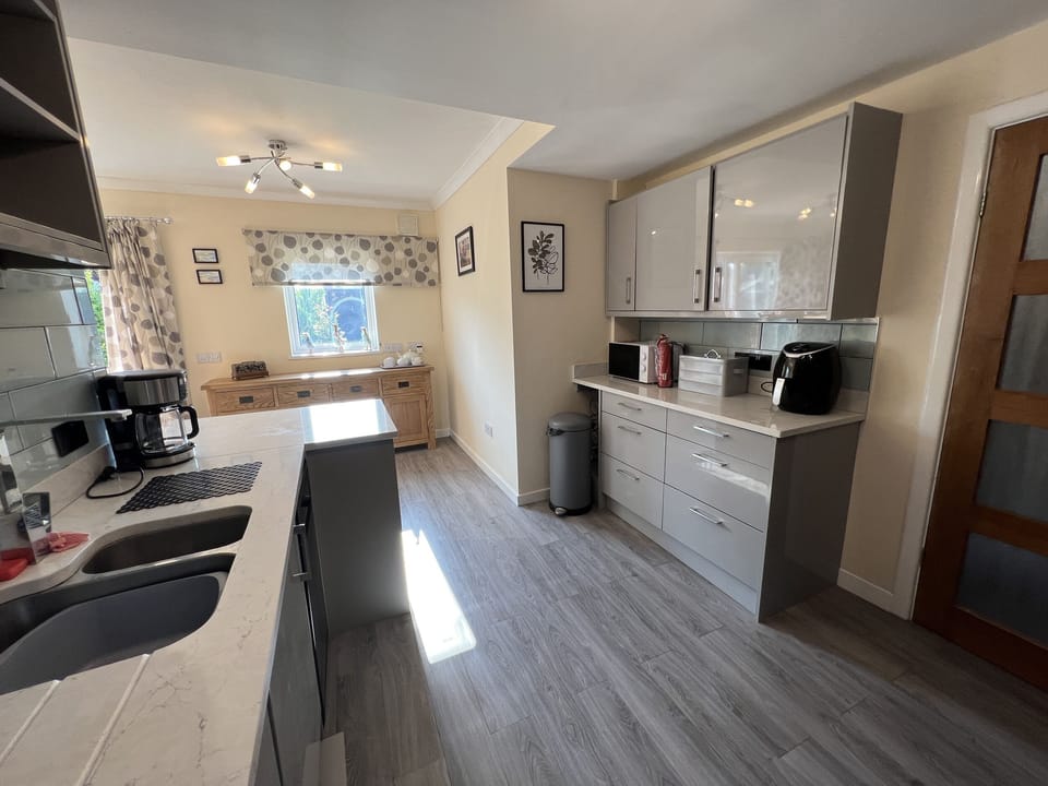 Cottage | Private kitchen | Fridge, electric kettle, cookware/dishes/utensils