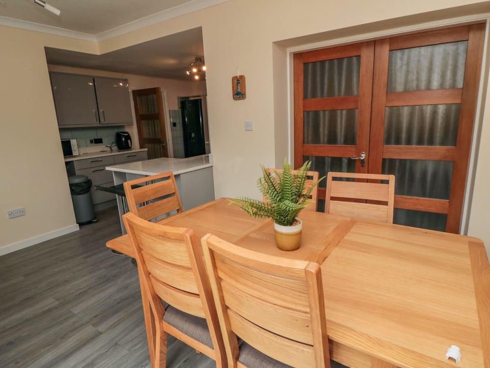Cottage | Private kitchen | Fridge, electric kettle, cookware/dishes/utensils