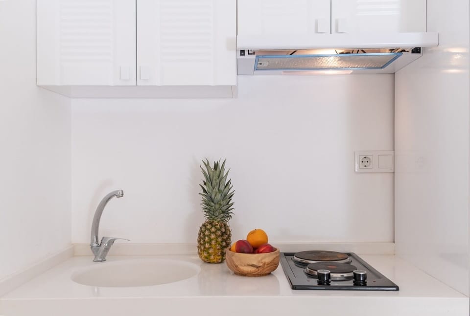 Balkonlu Suite | Private kitchen | Fridge, stovetop, cookware/dishes/utensils