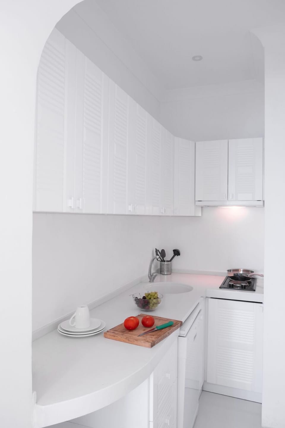 King Suite | Private kitchen | Fridge, stovetop, cookware/dishes/utensils