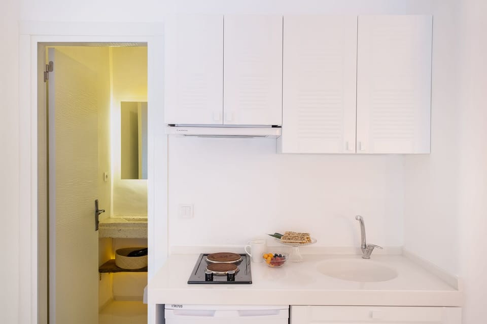 Deluxe Terasli Suite | Private kitchen | Fridge, stovetop, cookware/dishes/utensils