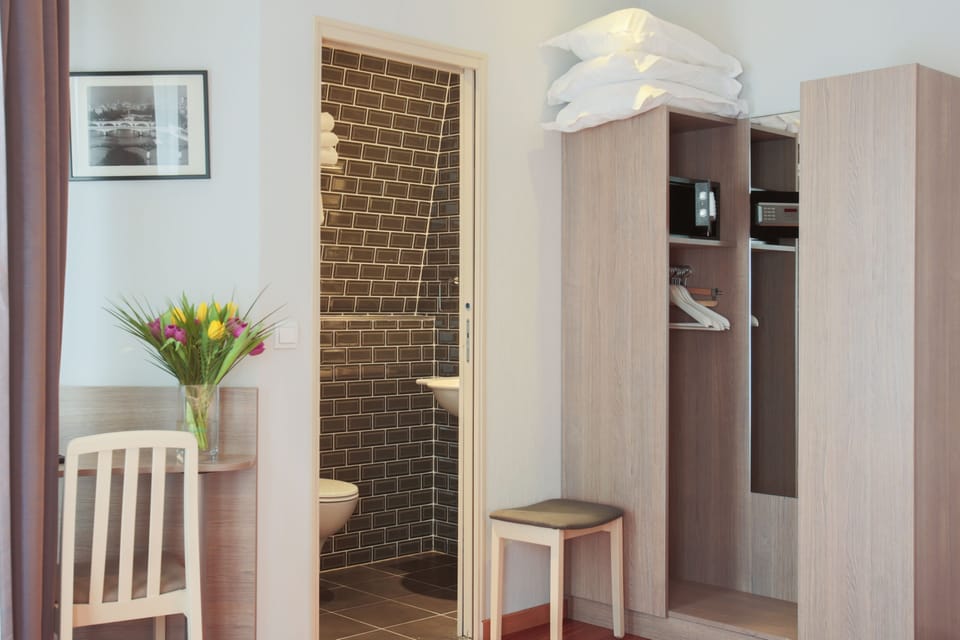 In-room safe, desk, soundproofing, cribs/infant beds