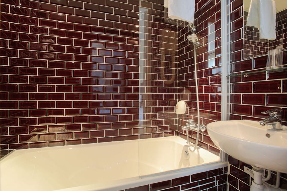 Family Room | Bathroom | Free toiletries, hair dryer, towels