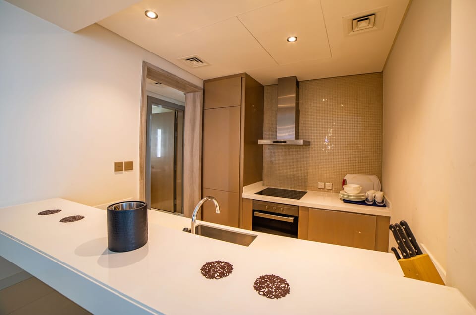 Full-size fridge, microwave, oven, dishwasher