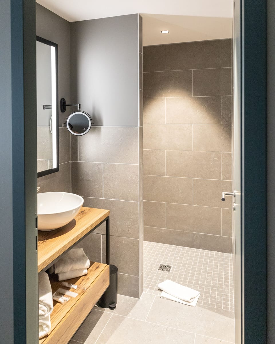 Standard Double Room | Bathroom | Towels, soap, shampoo, toilet paper