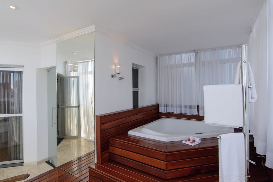 Suite Master, 1 King Bed, Bathtub | Indoor spa tub