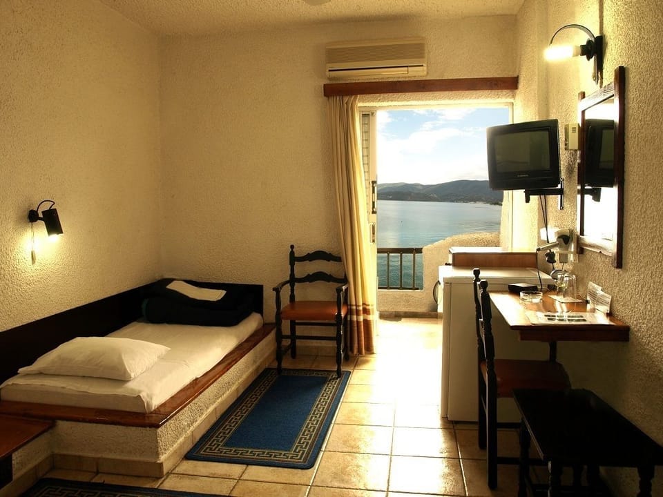 Single Room | In-room safe, iron/ironing board, free cribs/infant beds, free WiFi