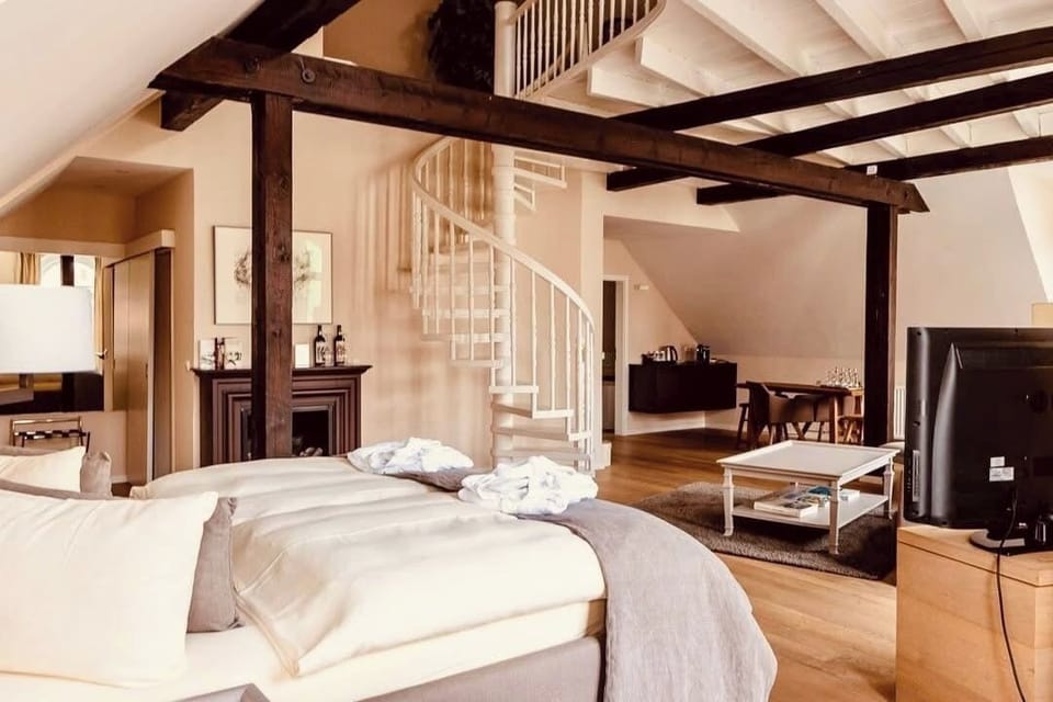 Guenter Grass-Suite, Non Smoking, additional maisonette bedroom | Living area | TV