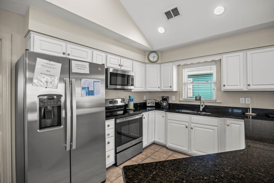 Kitchen - Stainless appliances, granite countertops and tons of counter space for the chef is your group.
