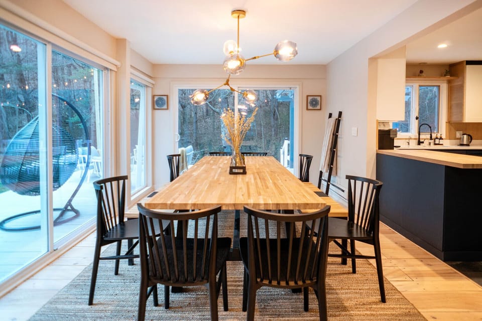 dining room comfortably fits 10 guests