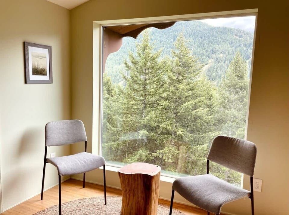 Simple sitting area for view gazing. 