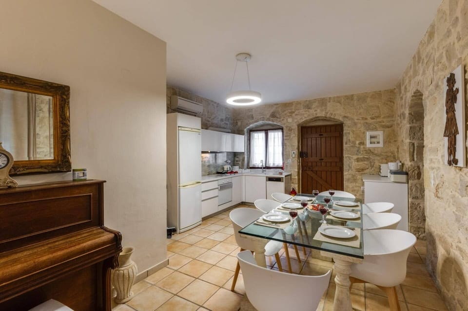 Villa Minos image
