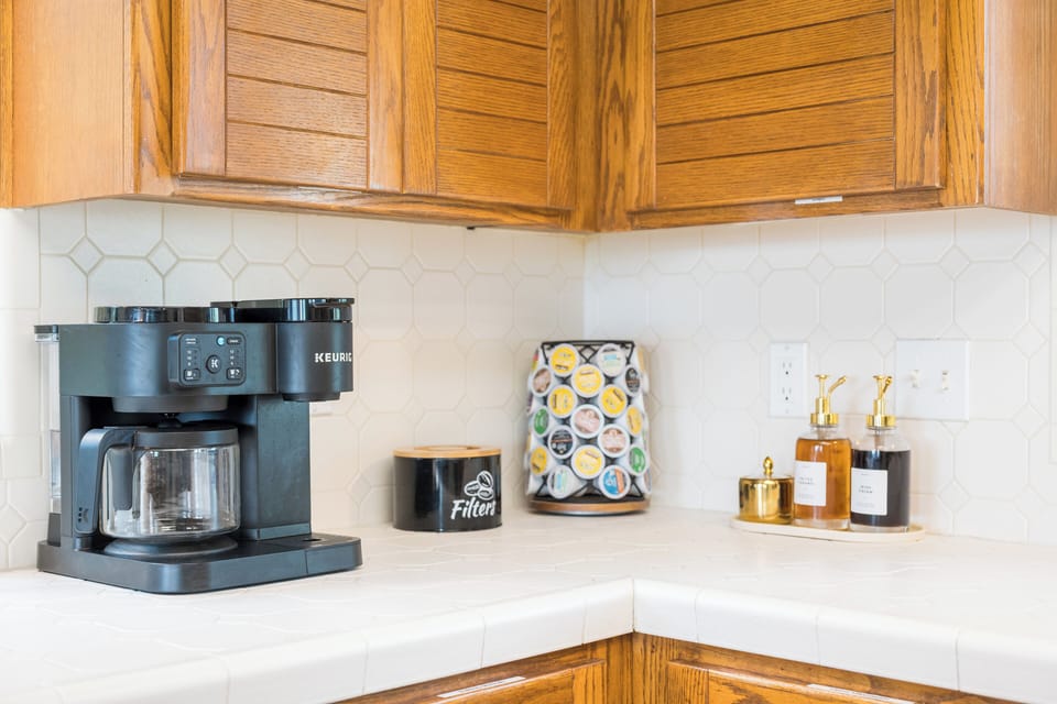 Kitchen amenities. Keurig dual coffee maker for drip or pods