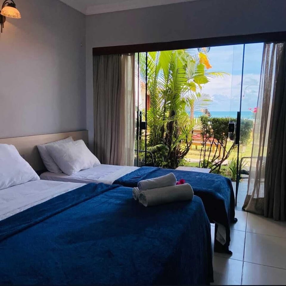 Comfort Triple Room, Sea View | Minibar, bed sheets