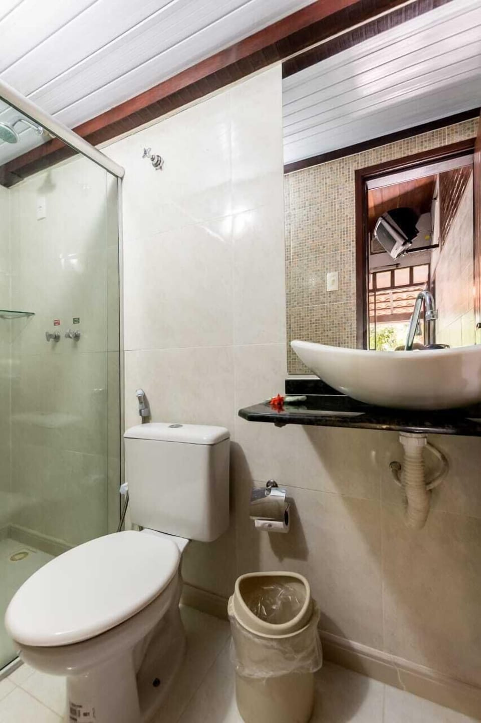 Economy Room, 1 King Bed | Bathroom | Shower, hair dryer, towels