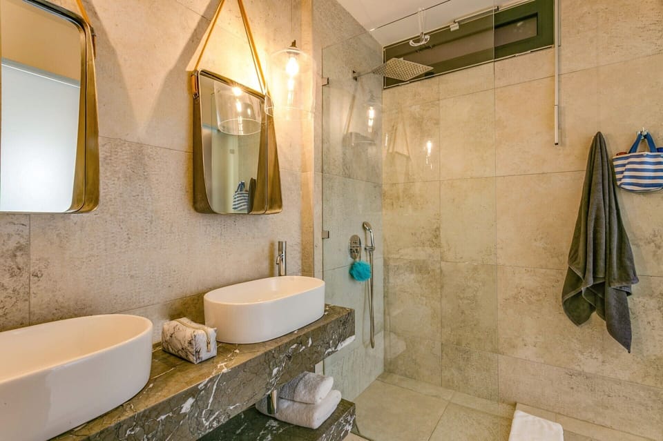 Villa Mariba White image